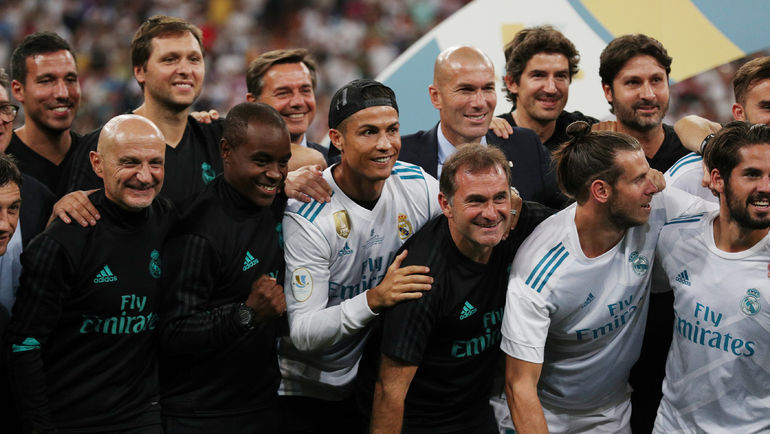 Дисквалифицированный КРИШТИАНУ РОНАЛДУ вышел на награждение вместе с командой. Фото REUTERS Дисквалифицированный КРИШТИАНУ РОНАЛДУ вышел на награждение вместе с командой. Фото REUTERS