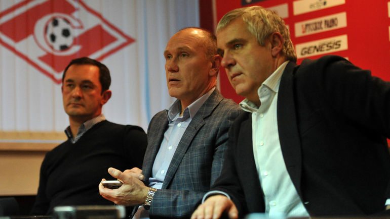 Справа-налево - бывший и нынешние руководители красно-белых: Александр ЖИРКОВ, Сергей РОДИОНОВ и Наиль ИЗМАЙЛОВ. Фото Алексей ИВАНОВ Справа-налево - бывший и нынешние руководители красно-белых: Александр ЖИРКОВ, Сергей РОДИОНОВ и Наиль ИЗМАЙЛОВ. Фото Алексей ИВАНОВ