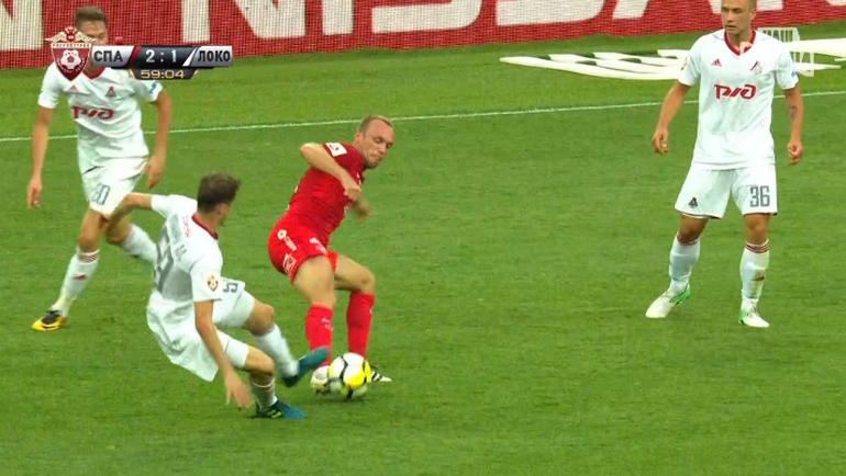 Фол Алексея Миранчука на Денисе Глушакове. Фол Алексея Миранчука на Денисе Глушакове.