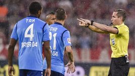 18 августа. Мюнхен. "Бавария" - "Байер" - 3:1. 51-я минута. Судья Тобиас ШТИЛЕР (справа) назначил пенальти после помощи видеоассистента.