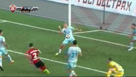 Игорь СМОЛЬНИКОВ отражает удар Александра МИЛЬКОВИЧА.