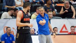 Сегодня. Гамбург. Польша - Россия - 81:78. Главный тренер сборной России Сергей БАЗАРЕВИЧ (справа) и форвард команды Никита КУРБАНОВ.