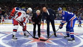 Сегодня. Санкт-Петербург. СКА - ЦСКА - 4:2. Президент КХЛ Дмитрий ЧЕРНЫШЕНКО (третий справа), капитаны команд Сергей АНДРОНОВ (крайний слева) и Павел ДАЦЮК, а также ветеран ленинградского СКА Игорь ЩУРКОВ на символическом вбрасывании перед матчем за Кубок открытия.