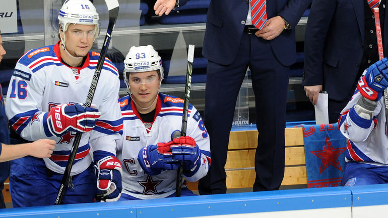 Александр ХОХЛАЧЕВ (второй слева) в составе СКА. Фото Алексей ИВАНОВ Александр ХОХЛАЧЕВ (второй слева) в составе СКА. Фото Алексей ИВАНОВ
