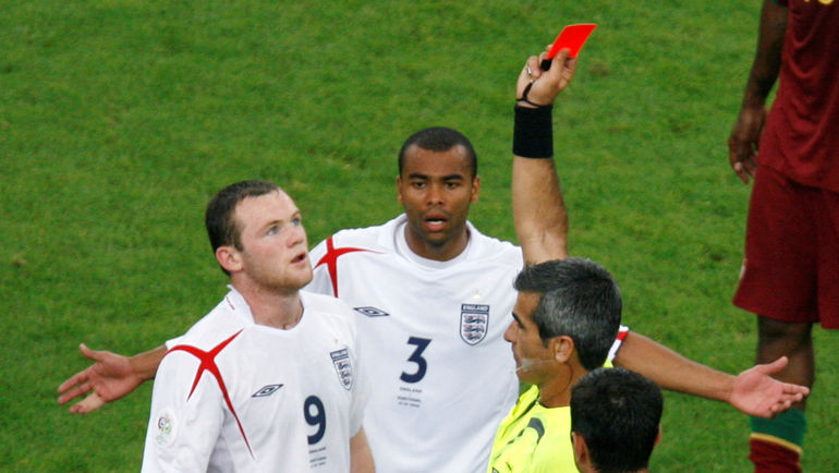 1 июля 2006 года. Гельзенкирхен. Англия - Португалия - 0:0, пенальти 1:3. 62-я минута. Уэйн РУНИ (9) получает красную карточку. Фото REUTERS 1 июля 2006 года. Гельзенкирхен. Англия - Португалия - 0:0, пенальти 1:3. 62-я минута. Уэйн РУНИ (9) получает красную карточку. Фото REUTERS