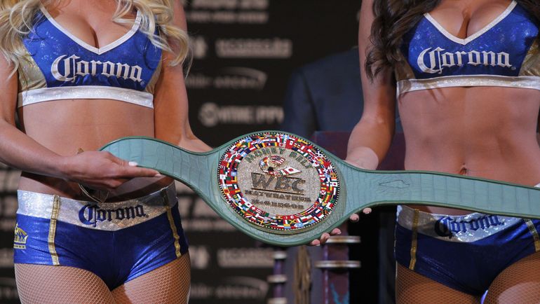 Трофей, получивший название Money Belt, изготовлен из крокодиловой кожи и содержит 3360 бриллиантов, 600 сапфиров и 300 изумрудов. Фото AFP Трофей, получивший название Money Belt, изготовлен из крокодиловой кожи и содержит 3360 бриллиантов, 600 сапфиров и 300 изумрудов. Фото AFP