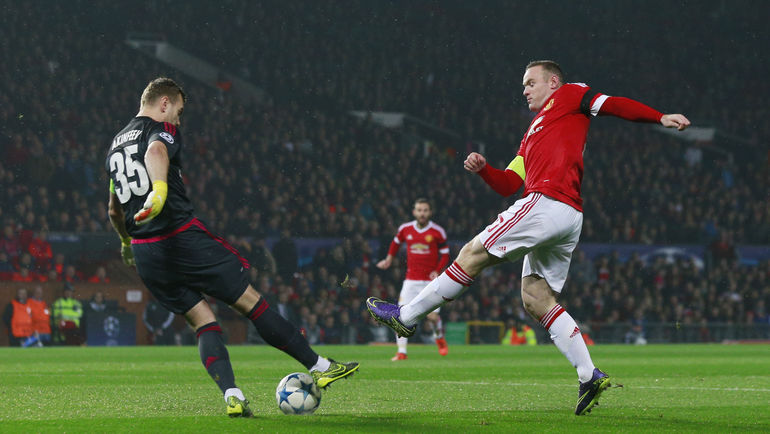 2015 год. Игорь АКИНФЕЕВ (слева) против Уэйна РУНИ. Фото AFP 2015 год. Игорь АКИНФЕЕВ (слева) против Уэйна РУНИ. Фото AFP