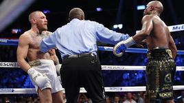 Суббота. Лас-Вегас. Рефери останавливает бой между Конором МАКГРЕГОРОМ (слева) и Флойдом МЕЙВЕЗЕРОМ.