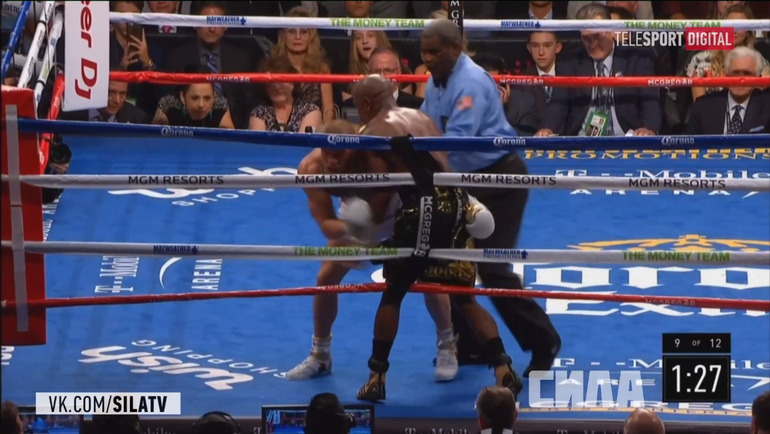 Конор Макгрегор начинает выдыхаться. Конор Макгрегор начинает выдыхаться.