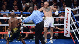 Суббота. Лас-Вегас. Флойд МЕЙВЕЗЕР (слева) победил Конора МАКГРЕГОРА техническим нокаутом.