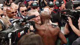 "Хорошо потратить деньги!" Реакция соцсетей на победу Мейвезера над Макгрегором