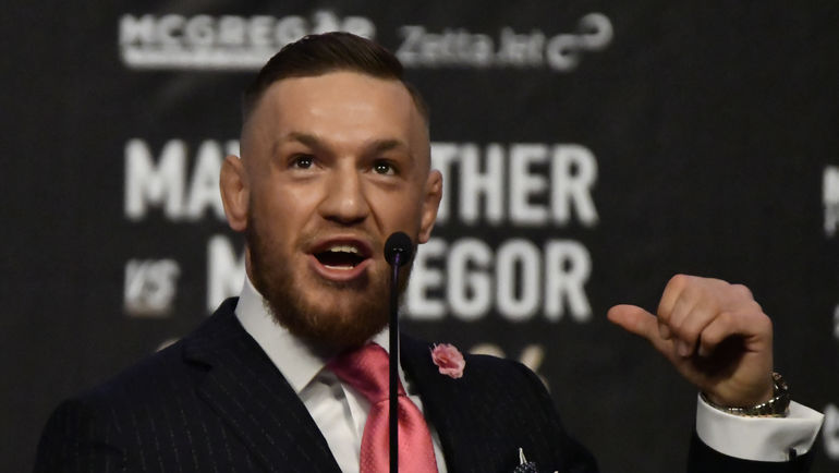 Тот самый, уже легендарный костюм Конора МАКГРЕГОРА. Фото AFP Тот самый, уже легендарный костюм Конора МАКГРЕГОРА. Фото AFP