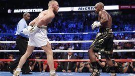 Суббота. Лас-Вегас. Поединок Конора МАКГРЕГОРА (слева) и Флойда МЕЙВЕЗЕРА.