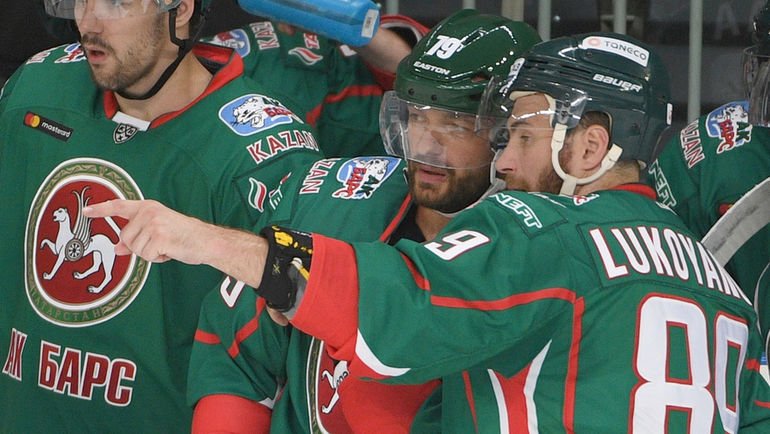 Андрей МАРКОВ (в центре) и Артем ЛУКОЯНОВ (справа). Фото photo.khl.ru Андрей МАРКОВ (в центре) и Артем ЛУКОЯНОВ (справа). Фото photo.khl.ru