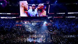 Суббота. Лас-Вегас. Общий вид ринга перед боем Флойда Мейвезера и Конора Макгрегора.