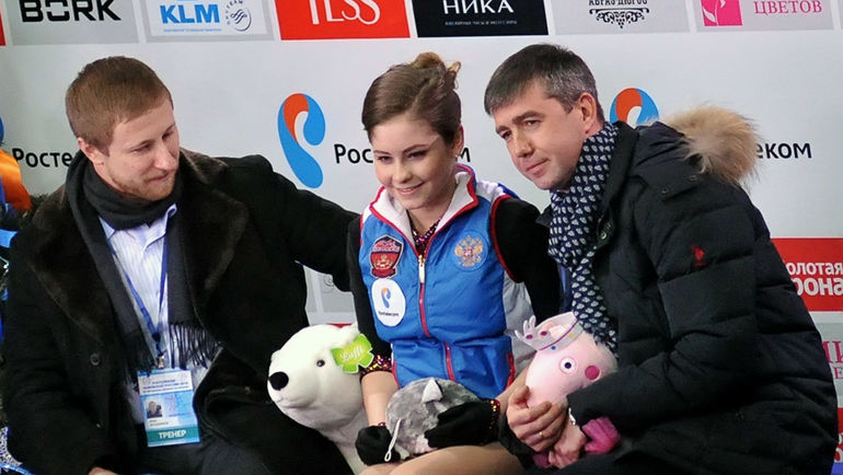 Декабрь 2015 года. Юлия ЛИПНИЦКАЯ и тренер Алексей УРМАНОВ (справа) на чемпионате России. Фото Ксения НУРТДИНОВА Декабрь 2015 года. Юлия ЛИПНИЦКАЯ и тренер Алексей УРМАНОВ (справа) на чемпионате России. Фото Ксения НУРТДИНОВА