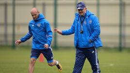 Понедельник. Новогорск. Тренировка сборной России по футболу. Станислав ЧЕРЧЕСОВ (справа) и Константин РАУШ.