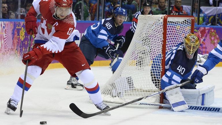 19 февраля 2014 года. Сочи. Россия - Финляндия - 1:3. В феврале следующего года на Олимпиаде в Пхенчхане у Павла ДАЦЮКА (слева) будет возможность поквитаться за поражение на домашних Играх. Фото AFP 19 февраля 2014 года. Сочи. Россия - Финляндия - 1:3. В феврале следующего года на Олимпиаде в Пхенчхане у Павла ДАЦЮКА (слева) будет возможность поквитаться за поражение на домашних Играх. Фото AFP