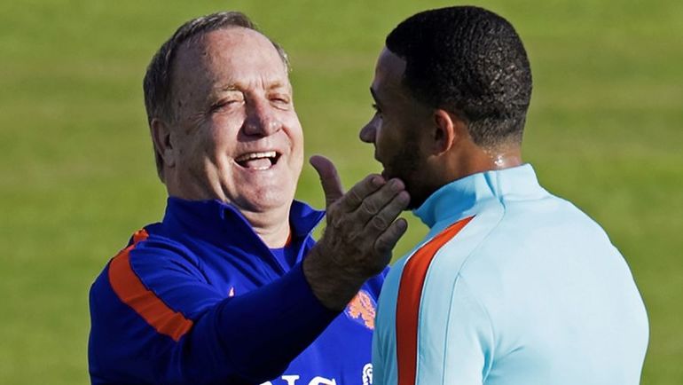 Понедельник. Катвейк. Дик АДВОКАТ (слева) и Мемфис ДЕПАЙ на тренировке сборной Голландии. Фото AFP Понедельник. Катвейк. Дик АДВОКАТ (слева) и Мемфис ДЕПАЙ на тренировке сборной Голландии. Фото AFP