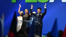 Вчера. Пезаро. Посол чемпионата мира Алина КАБАЕВА и президент Международной федерации художественной гимнастики Моринари ВАТАНАБЭ на церемонии открытия.