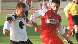 17 апреля 1999 года. Нижний Новгород. "Локомотив" НН - "Локомотив" - 0:0. Олег ГАРИН (слева) против Игоря ЧЕРЕВЧЕНКО.