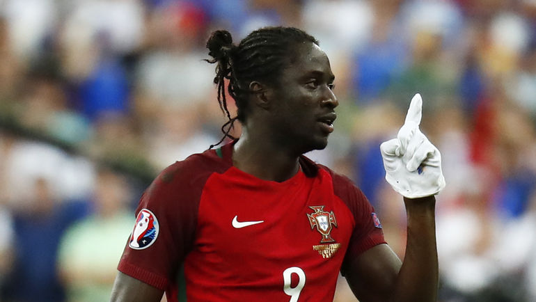 ЭДЕР и знаменитая перчатка. Фото REUTERS ЭДЕР и знаменитая перчатка. Фото REUTERS