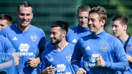 Вчера. Новогорск. Антон ЗАБОЛОТНЫЙ, Магомед МИТРИШЕВ и динамовец Кирилл ПАНЧЕНКО (слева направо на переднем плане) на тренировке сборной России.