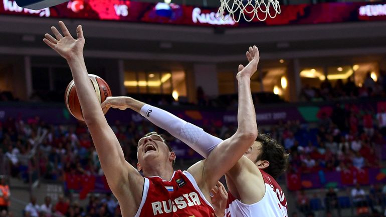 Пятница. Стамбул. Турция - Россия - 73:76. Тимофей МОЗГОВ не смог переиграть соперника. Фото REUTERS Пятница. Стамбул. Турция - Россия - 73:76. Тимофей МОЗГОВ не смог переиграть соперника. Фото REUTERS