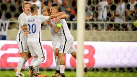 Пятница. Словакия - Словения - 1:0. Роберт МАК в окружении партнеров празднует гол.