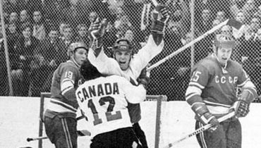 28 сентября 1972 года. Москва. СССР - Канада - 5:6. Только что Пол ХЕНДЕРСОН забил "гол своей жизни" - и "Кленовые" выиграли Суперсерию-72.