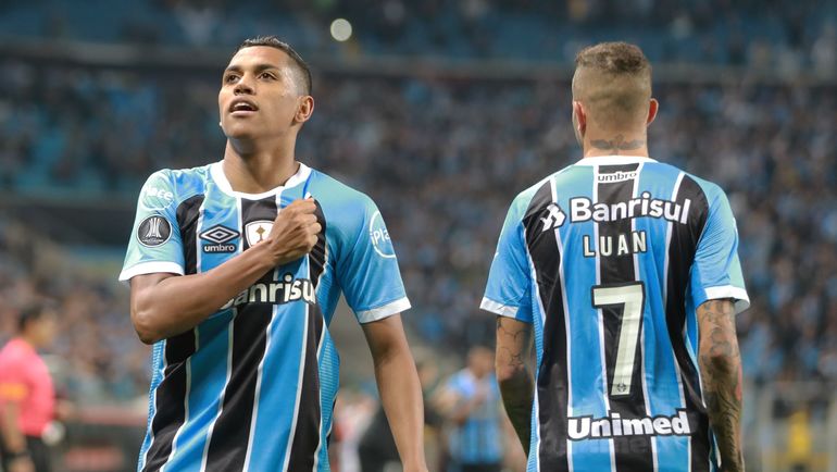 Педро РОША (слева) - вместо ЛУАНА. Фото AFP Педро РОША (слева) - вместо ЛУАНА. Фото AFP