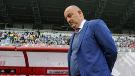 Главный тренер сборной России Станислав ЧЕРЧЕСОВ.