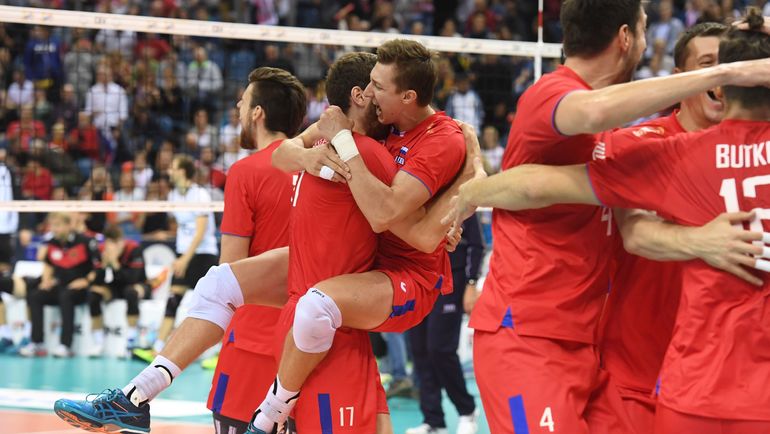 Вчера. Краков. Германия - Россия - 2:3. Дмитрий ВОЛКОВ (в центре) с Максимом МИХАЙЛОВЫМ празднует победу в финале чемпионата Европы. Фото AFP Вчера. Краков. Германия - Россия - 2:3. Дмитрий ВОЛКОВ (в центре) с Максимом МИХАЙЛОВЫМ празднует победу в финале чемпионата Европы. Фото AFP