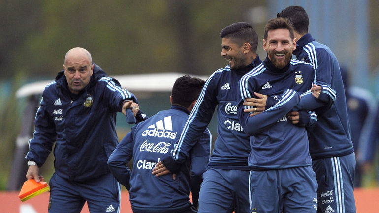 Лионель МЕССИ (на переднем плане) с партнерами по сборной Аргентины. Фото AFP Лионель МЕССИ (на переднем плане) с партнерами по сборной Аргентины. Фото AFP