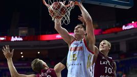 Сегодня. Стамбул. Тимофей МОЗГОВ (в белом) в борьбе с латвийскими игроками.