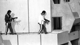 5 сентября 1972 года. Мюнхен. Немецкие полицейские, переодетые спортсменами, занимают позицию на крыше дома в Олимпийской деревне, где террористы удерживают заложников.