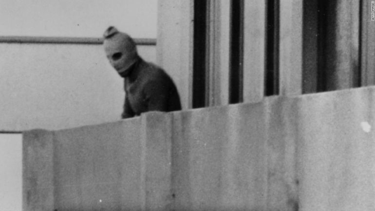 Одна из самых известных фотографий теракта в Мюнхене-1972: террорист на балконе дома с заложниками. Фото CNN Одна из самых известных фотографий теракта в Мюнхене-1972: террорист на балконе дома с заложниками. Фото CNN