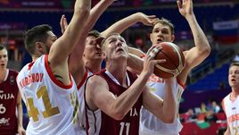 Вчера. Стамбул. Россия - Латвия - 69:84. Россияне Никита КУРБАНОВ (слева), Андрей ВОРОНЦЕВИЧ и Тимофей МОЗГОВ (справа) против форварда сборной Латвии Ролана СМИТА (с мячом в центре).