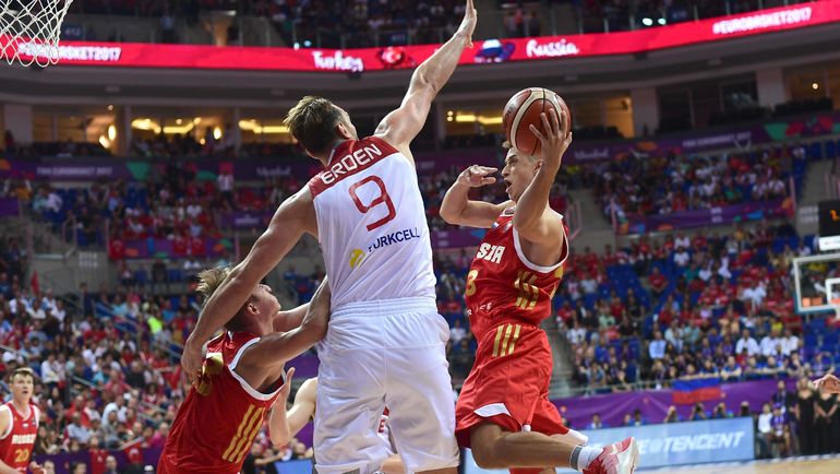 1 сентября. Стамбул. Турция - Россия - 73:76. Дмитрий ХВОСТОВ (справа) набирает два очка. Фото REUTERS 1 сентября. Стамбул. Турция - Россия - 73:76. Дмитрий ХВОСТОВ (справа) набирает два очка. Фото REUTERS