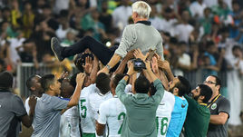 Вторник. Джедда. Саудовская Аравия - Япония - 1:0. Хозяева качают главного тренера Берта ВАН МАРВЕЙКА после выхода на ЧМ-2018.