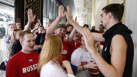 Сегодня. Стамбул. Алексей ШВЕД (справа) и болельщики сборной России.