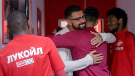 Сегодня. Тарасовка. Спартаковцы встречают заглянувшего к бывшим товарищам МАУРИСИУ (в центре).