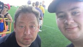 Болельщик "Халла" с главным тренером команды Леонидом СЛУЦКИМ.