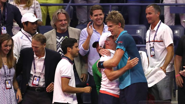 Пятница. Нью-Йорк. Кевин АНДЕРСОН празднует с командой выход в финал. Фото AFP Пятница. Нью-Йорк. Кевин АНДЕРСОН празднует с командой выход в финал. Фото AFP