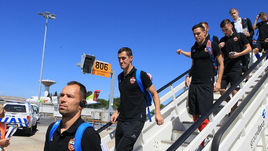 Сегодня. Лиссабон. Игроки ЦСКА спускаются по трапу самолета после прибытия в Португалию.