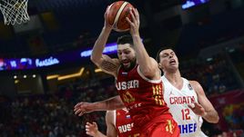 Воскресенье. Стамбул. Хорватия - Россия - 78:101. С мячом Никита КУРБАНОВ.