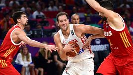Воскресенье. Стамбул. Хорватия - Россия - 78:101. Алексей ШВЕД (слева) и Никита КУРБАНОВ против Бояна БОГДАНОВИЧА.