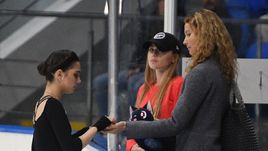 Суббота. Сочи. Евгения МЕДВЕДЕВА (слева) и ее тренер Этери ТУТБЕРИДЗЕ.