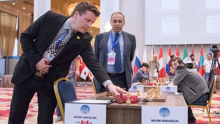 Судьи останавливают часы Ковалева после того, как он не вернулся. Фото chess.com Судьи останавливают часы Ковалева после того, как он не вернулся. Фото chess.com