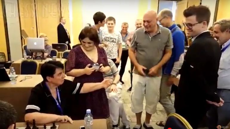 Зураб АЗМАЙПАРАШВИЛИ (в центре) на одном из мероприятий в рамках Кубка мира. Фото YouTube.com Зураб АЗМАЙПАРАШВИЛИ (в центре) на одном из мероприятий в рамках Кубка мира. Фото YouTube.com